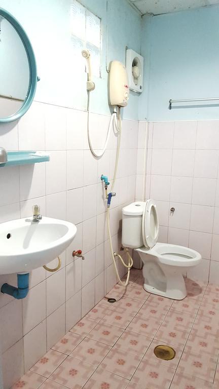 Montra Guesthouse Ранонг Экстерьер фото